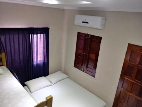 Een bed of bedden in een kamer bij Suítes Canaã