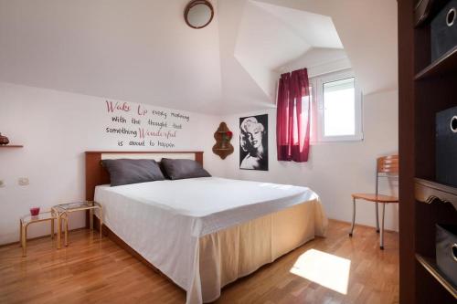 ein Schlafzimmer mit einem großen weißen Bett in einem Zimmer in der Unterkunft Litorian in Makarska