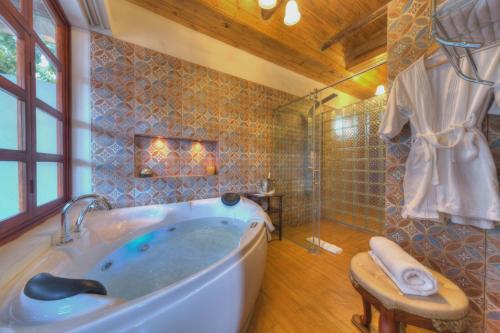 a large bathroom with a tub and a shower at Hacienda Hosteria Chorlavi in Ibarra