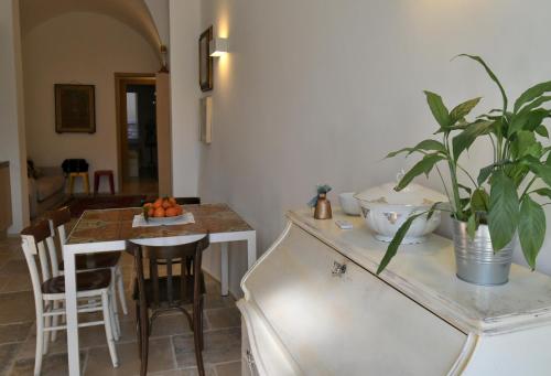 a kitchen with a table with a plant on the counter at Zia Checchina in Molfetta