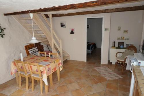 une salle à manger avec une table et un escalier dans l'établissement Feriehuset i Provence, à Châteaudouble