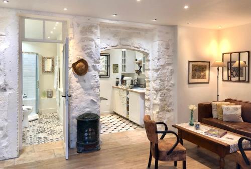 een woonkamer met een stenen muur bij Le Secret - Avignon in Avignon