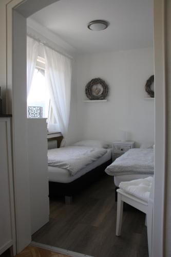 シュマレンベルクにあるAppartement Lunaのベッドルーム1室(ベッド2台、窓付)