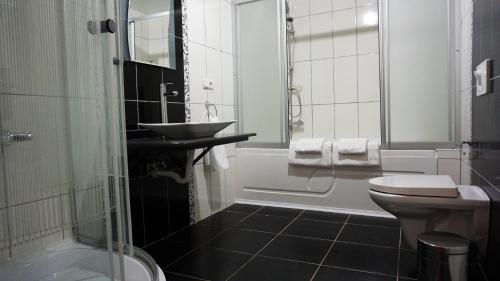 a bathroom with a sink and a toilet and a shower at Blue Lagoon Village in Gazipasa
