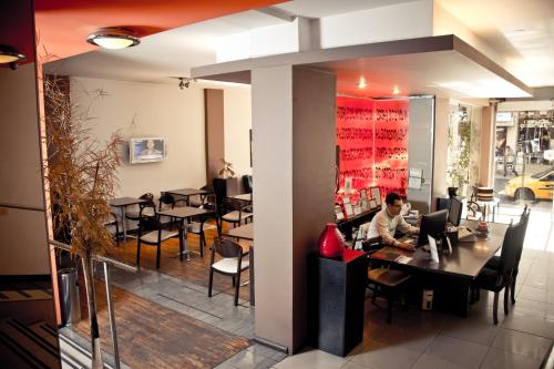 un hombre sentado en una mesa en un restaurante en Del Fundador, en Córdoba