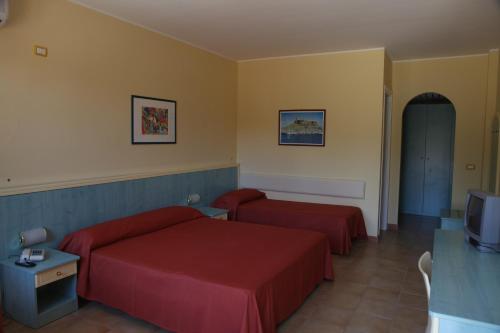 Posteľ alebo postele v izbe v ubytovaní Hotel Villaggio Calaghena