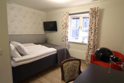 カーリクスにあるFilipsborg, the Arctic Mansionの小さなベッドルーム(ベッド1台、窓付)