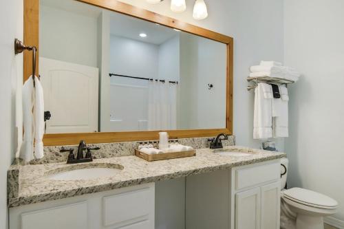 een badkamer met 2 wastafels en een grote spiegel bij Hotel Whiskey in Pass Christian in Pass Christian