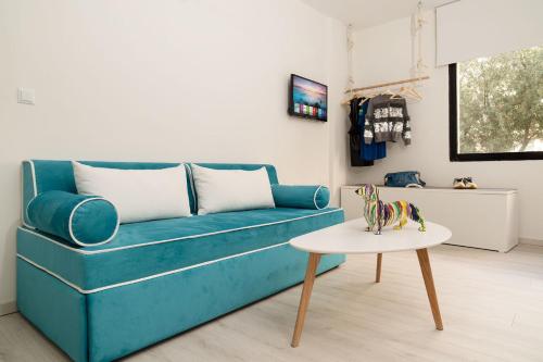 sala de estar con sofá azul y mesa en Plaka Heart, en Atenas