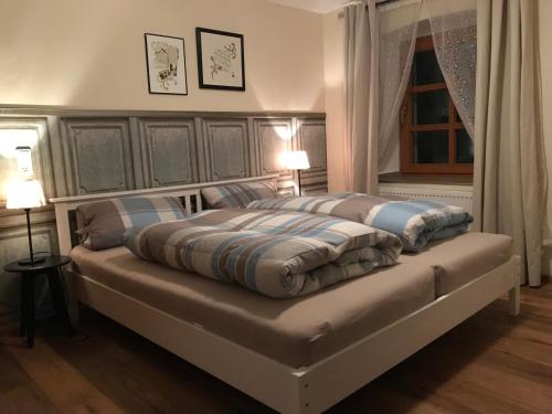 1 dormitorio con 1 cama con 2 almohadas en Gestüt Tiefenhof, en Nittenau