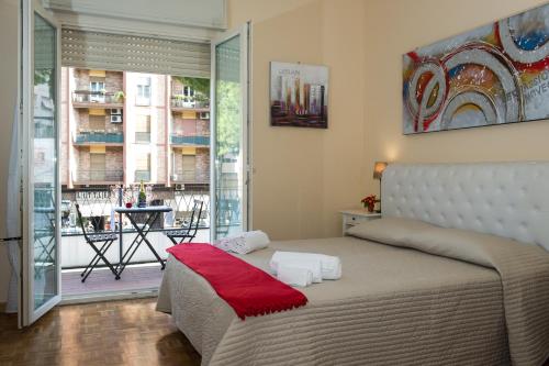 Schlafzimmer mit einem Bett und Blick auf einen Balkon in der Unterkunft Gregory House in Rom