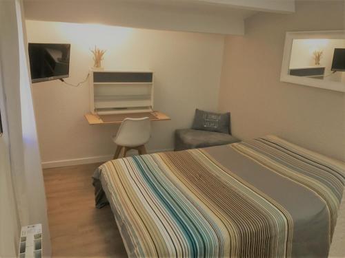 1 dormitorio con cama, escritorio y silla en Maison Centre village St Tropez Avenue Foch, en Saint-Tropez