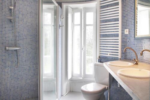 Un baño con inodoro, lavabo y ducha. en Chateau Breduriere, en Moutiers-sur-le-Lay