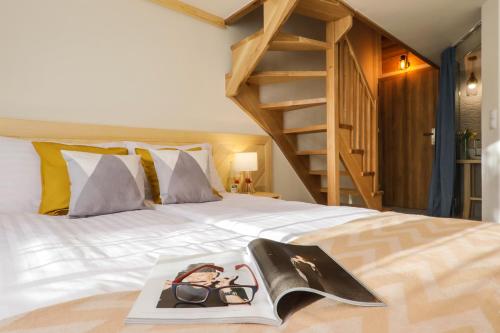 Katil atau katil-katil dalam bilik di Biała izba Apartamenty