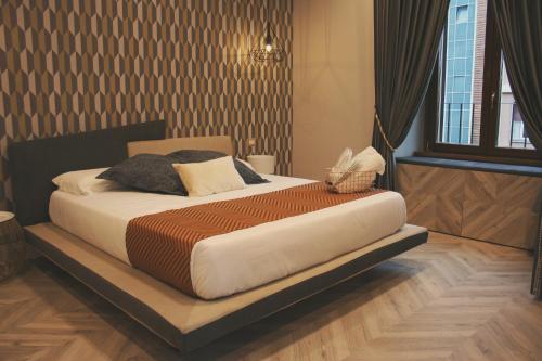 1 dormitorio con 1 cama grande en una habitación en Hotel Roma Vaticano, en Roma