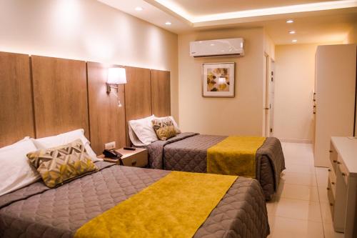 - une chambre d'hôtel avec 2 lits dans l'établissement La Siesta Hotel, à Hermosillo