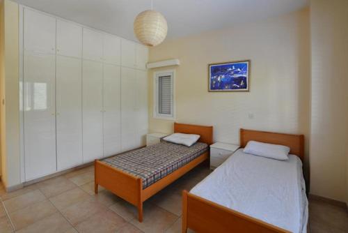 een slaapkamer met 2 bedden in een kamer bij Villa Daryah Sirina Bay in Protaras