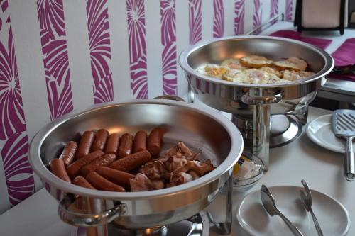 a bunch of hot dogs in a pot on a counter at Pension Vila Hana in Loket