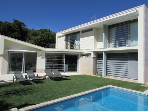 a house with a yard with a swimming pool at Villa Casalinho Meco in Aldeia do Meco