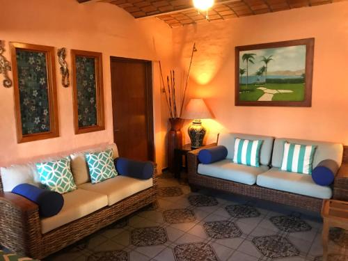 uma sala de estar com dois sofás num quarto em Casa Juanita em Sayulita