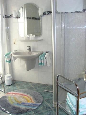 a bathroom with a sink and a shower at Ferienwohnung Kiebitznest in Borkum