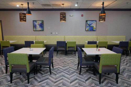 Best Western Plus Morristown Conference Centerにあるレストランまたは飲食店