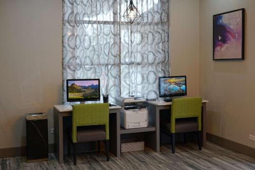 Best Western Plus Morristown Conference Centerにあるテレビまたはエンターテインメントセンター