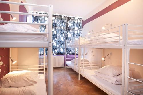 a room with bunk beds in a hostel at La Guitarra Hostel Gdańsk in Gdańsk