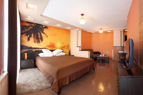 um quarto de hotel com uma cama e uma televisão de ecrã plano em Volna Resort em Svitlovodsʼk