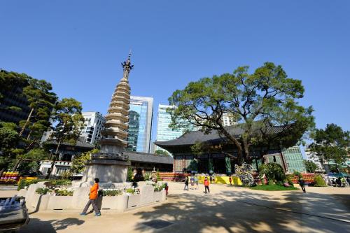 a monument in a park with people walking around it at Hotel Nafore in Seoul