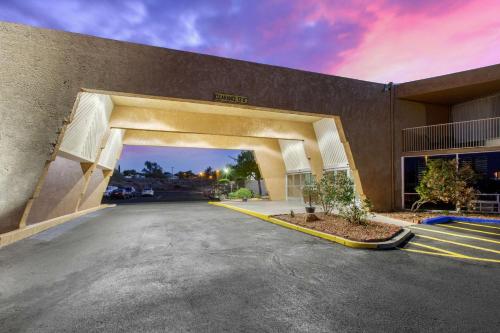 an empty parking lot in front of a building at Quality Inn View of Lake Powell - Page in Page