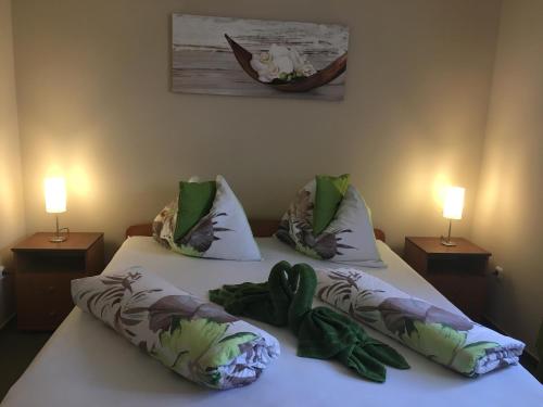 Ένα ή περισσότερα κρεβάτια σε δωμάτιο στο Orchidea Apartman