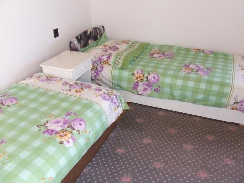 سرير أو أسرّة في غرفة في Margaréta ház