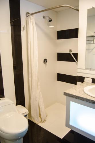 a bathroom with a toilet and a shower at Hotel El Altar in Riobamba