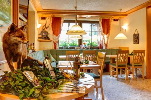 un restaurante con un zorro en medio de una mesa en Der Westerwaldwirt Hotel Landhaus - Stähler, en Hemmelzen