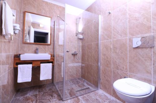 A bathroom at Marvell City Otel