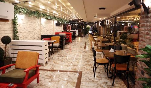 A restaurant or other place to eat at Marvell City Otel