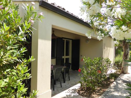 a view of the patio from the outside of the house at La Perla di Sicilia in Marina di Modica