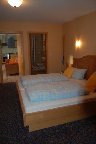 a bedroom with a large bed in a room at Ferienwohnungen Federleicht in Titisee-Neustadt