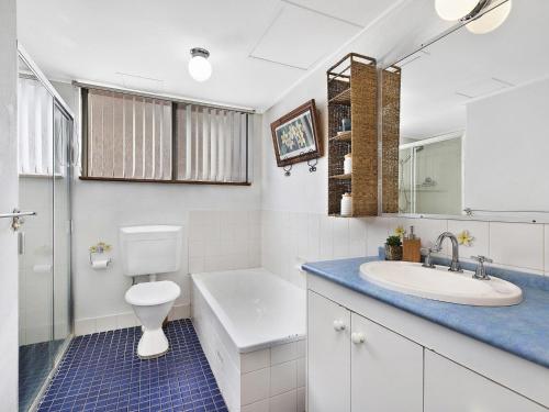A bathroom at Sundowner Apartment 2