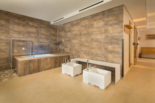 Koupelna v ubytování "Haus Enzian" - Annehmlichkeiten von 4-Sterne Familien-und Wellnesshotel Viktoria können mitgenutzt werden