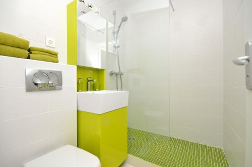 y baño con aseo y ducha. en One bedroom apartment Palais des festivals, en Cannes