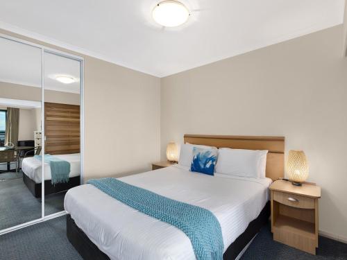 Ένα ή περισσότερα κρεβάτια σε δωμάτιο στο Waterfront Apartment 521