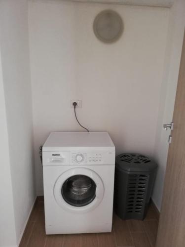 a washing machine in a room with a trash can at Il Quarzo in Càbras