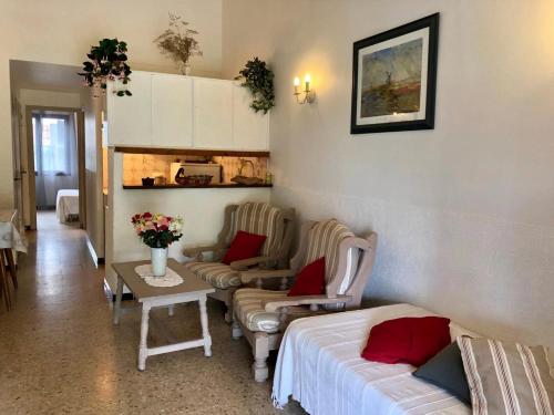 - un salon avec un lit, des chaises et une table dans l'établissement Mas du Clos de la Barque, à Saintes-Maries-de-la-Mer