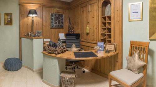 an office with a desk and a chair in a room at Villa Haidacher Relax & Lifestyle Apartments in Zell am Ziller