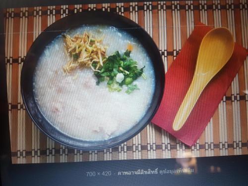 een kom soep op een tafel met een lepel bij Lattanavongsa guesthouse and Bungalows in Ban Ngoy-Nua