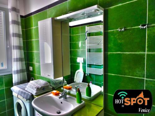 La salle de bains verte est pourvue d'un lavabo et d'une douche. dans l'établissement Hotspot Venice Ca'Marcello 2000 Palace, à Mestre