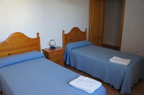 2 letti in camera d'albergo con asciugamani di APARTAMENTOS ALBANTA ad Alhama de Almería