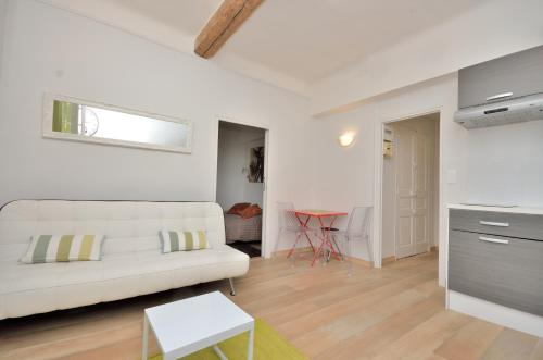 un salon avec un canapé blanc et une table dans l'établissement One bedroom apartment Palais des festivals, à Cannes